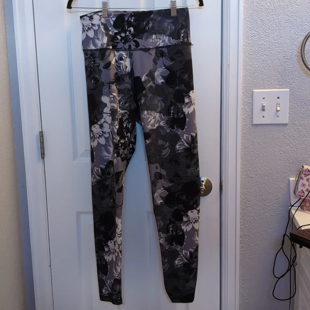 Balance Collection Size Large Black, Grey, and White Active Pants - Picture 2 of 3